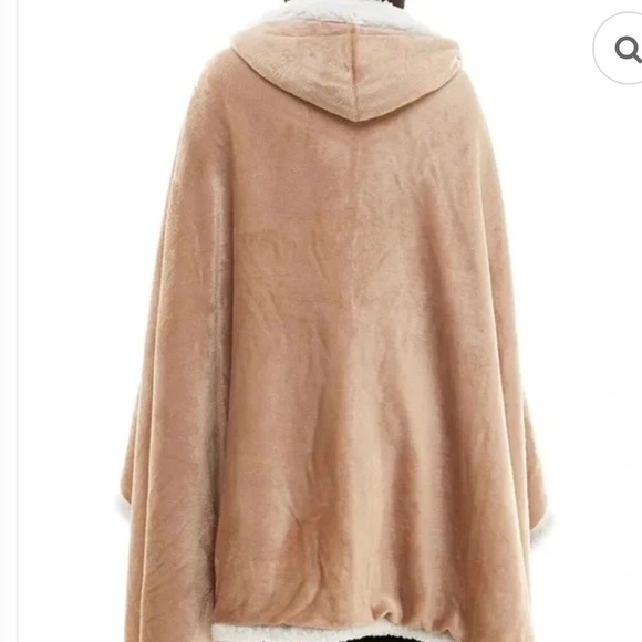 Socialite Hooded Sherpa Throw Poncho - Picture 7 of 8